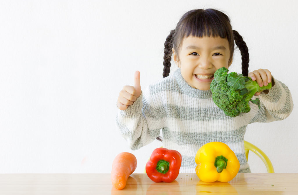 Bí quyết gì giúp trẻ ăn nhiều rau và hoa quả hơn?